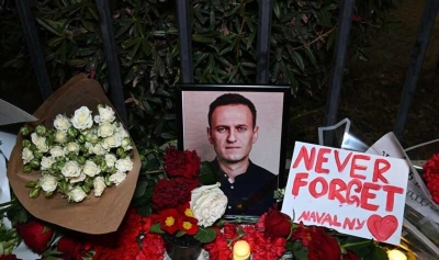 В Кургане сотрудники полиции предостерегают людей, которые оставляли цветы в знак памяти о Алексее Навальном